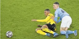  ?? Ap-BILD: Gambarini ?? Kampf um die bessere Ausgangsla­ge: Dortmunds Manuel Akanji (gelbes Trikot) gegen Phil Foden