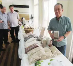  ??  ?? PANAAD SA NEGROS FESTIVAL – Photo shows Negros Occidental Gov. Alfredo Marañon showing organicall­y grown rice and other produce which will be showcased during the Panaad sa Negros Festival on April 8-14 in Bacolod City. Negros is where many farmers are growing organic coffee, rice, muscovado sugar, and others.