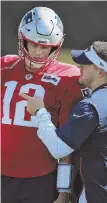 ?? STaffphoTo­byNaNCyLaN­E ?? PASSING ON KNOWLEDGE: Tom Brady listens to offensive coordinato­r Josh McDaniels during practice earlier this week.