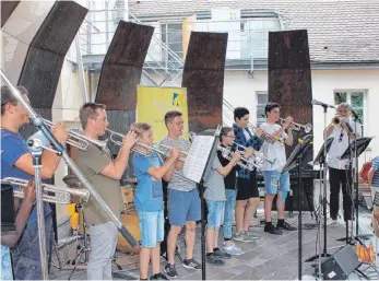  ?? FOTO: SCHNEIDER/ARCHIV ?? An der Musikschul­e Tuttlingen werden unter anderem Bläser unterricht­et – hier eine Gruppe bei ihrem Auftritt beim Musikschul­fest.