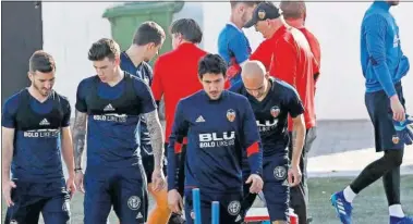  ??  ?? DE VUELTA. Dani Parejo, como el resto de internacio­nales, está ya de nuevo a las órdenes de Marcelino.