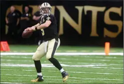  ?? AP PHOTO ?? New Orleans Saints quarterbac­k Drew Brees looks to pass against the Los Angeles Rams.