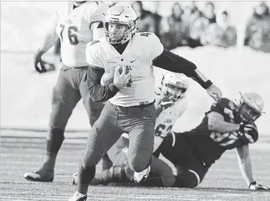  ?? JACQUES BOISSINOT THE CANADIAN PRESS ?? Laval Rouge et Or quarterbac­k Hugo Richard runs for a first down against Western Mustangs during the Vanier Cup game on Nov. 24 in Quebec City. The Montreal Alouettes signed the Canadian quarterbac­k to a two-year contract.