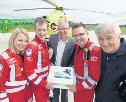  ??  ?? Appeal SCAA’s David Craig with paramedics Wendy Jubb, Rich Garside and Darren O’Brien and pilot Shaun Rose