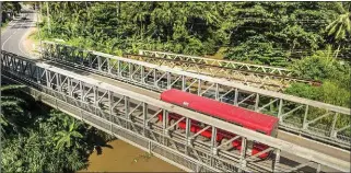 ??  ?? Das Delta-Brückensys­tem der Firma Mabey Bridge überbrückt Spannweite­n von bis zu 110 Metern.