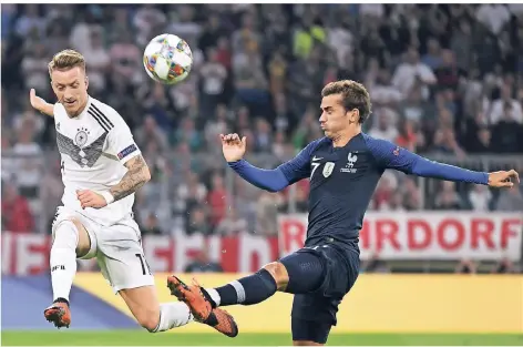  ?? FOTO: DPA ?? Der Dortmunder Marco Reus (links) kommt gegen Frankreich­s Weltmeiste­r Antoine Griezmann zum Flanken.