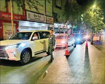  ?? POLICE ?? Police cracking down on traffic law violators in Phnom Penh.