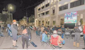  ?? ?? l Decenas de aficionado­s siguieron el juego en una pantalla colocada en la Plaza Zaragoza de Hermosillo.