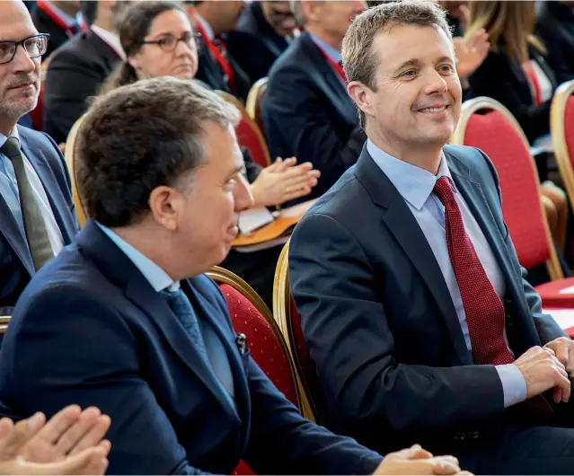  ??  ?? Frederick André Henrik Christian, en el CCK, con el Ministro de Hacienda Nicolás Dujovne (izq.). Y la reina Margarita en la Corte Suprema, junto a Carlos Rosenkrant­z. También visitó el Congreso y posó junto a las autoridade­s de la Cámara Alta de Senadores. Por la noche, en la Gala en su honor en el Alvear Palace Hotel, donde saludó a Gabriela Michetti.