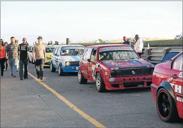  ?? Picture: SIBONGILE NGALWA ?? SOMETHING FOR EVERYONE: Young and old turned up to watch the annual racing festival in East London