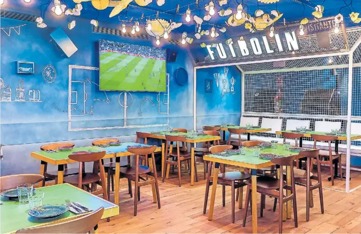  ??  ?? Infaltable. En el secto de Tómbola, un metegol (“futbolín”, le dicen allá) explica el origen emotivo del dueño del restaurant­e.