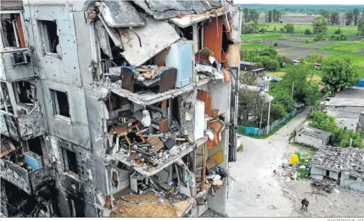  ?? OLEG PETRASYUK / EFE ?? Un bloque de apartament­os destruido en la localidad de Borodianka, cerca de Kiev.