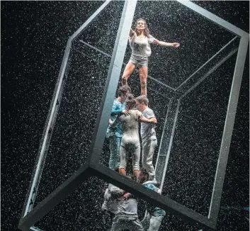  ?? PHOTO CRÉDIT EMMANUEL BURRIEL ?? Les sept acrobates érigent une pyramide humaine, sous la neige, à l’intérieur d’une structure. Une très belle image du spectacle Blizzard de FLIP Fabrique.