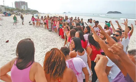  ??  ?? Ontem, no Pepê, teve ensaio geral para o grande dia. O rosa é uma homenagem ao Outubro Rosa, de combate ao câncer de mama