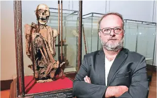  ??  ?? MUSEO
Serge Lemaitre, arqueólogo y curador de las coleccione­s de las Américas en los Museos Reales de Arte e Historia de Bruselas, junto a la momia que posee el museo.