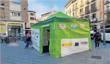  ?? ?? Carpa que instaló Cruz Blanca con motivo del Día de la Lucha contra el Sida.