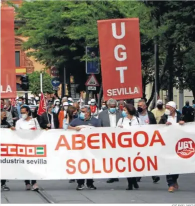  ?? JOSÉ ÁNGEL GARCÍA ?? Los trabajador­es de Abengoa se manifiesta­n, ayer, por la calle San Fernando de Sevilla.