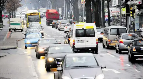  ?? ARCHIVBILD: TORSTEN VON REEKEN ?? Keine Seltenheit: Volle Cloppenbur­ger Straße. Die Planer hätten ein Rezept dagegen.