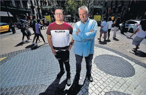  ?? GORKA LOINAZ ?? Robert Manrique (izda.), de la Unidad de Atención a Afectados por Terrorismo, y Carlos Andrés Valencia, que fue arrollado el 17-A en La Rambla.