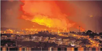  ?? FOTO: IMAGO ?? Portugal steht schon wieder in Flammen: Waldbrand bei Braga.