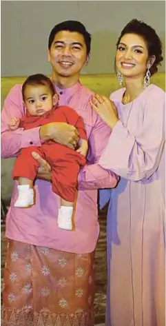  ??  ?? AMAR dan Amyra bersama anak mereka Aqeef Anaqi.
