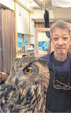  ?? FOTO: DPA ?? Motohiro Mizuhara betreibt das Café „Hoot Hoot“. Mizuhara, hat sieben Eulen, die als Haustiere gezüchtet wurden und die von seinen Gästen, bei einem Kaffee bestaunt und gestreiche­lt werden können.