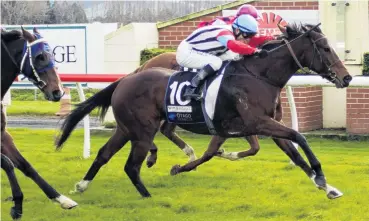  ?? PHOTO: JONNY TURNER ?? Squeaking in . . . Belle Hope and rider Masa Tanaka stretch out to clinch victory over
Epic Dreamer (obscured) and Flicka Of Gold at Wingatui yesterday.