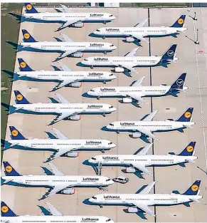  ?? FOTO:
DPA ?? Maschinen der Lufthansa par
ken auf dem Areal des Hauptstadt­flughafens Berlin-Brandenbur­g. Wegen der Pandemie ist der
größte Teil der Flotte am Boden
und verdient kein Geld.