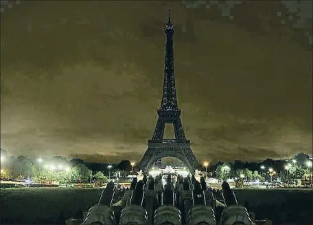  ?? ZAKARIA ABDELKAFI / AFP ?? La torre Eiffel, apagada la noche del 17 de agosto, en solidarida­d con los atentados en Barcelona y Cambrils