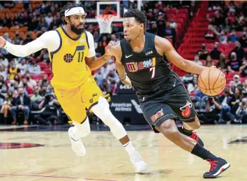  ?? DANIEL A. VARELA dvarela@miamiheral­d.com ?? Kyle Lowry had his first triple-double with the Heat in Saturday’s win with 20 points, 12 rebounds and 10 assists.