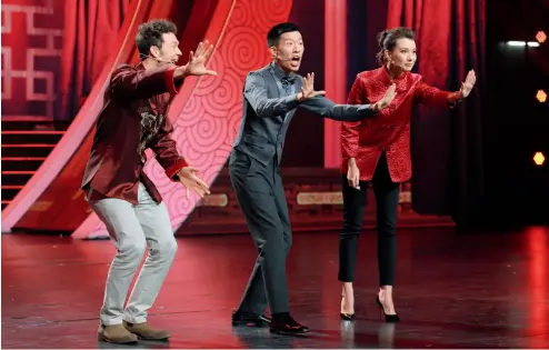  ??  ?? Yegor Shyshov ( izquierda), Yan Jiabao ( centro) y Tina Huang ( derecha) interpreta­ndo el xiangsheng en la gala de Año Nuevo chino de 2019 en la televisión de Jiangxi.