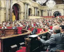  ?? MARIA BELMEZ / ACN ?? Imagen de una votación en la sesión de ayer del pleno del Parlament
