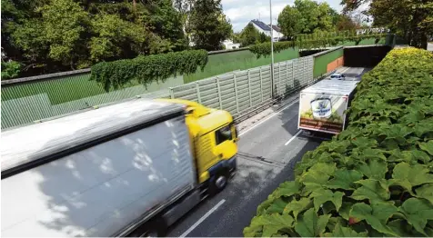  ?? Foto: Marcus Merk ?? Anwohner der B 17 beklagen die Belastung durch Lärm und Feinstaub. Auf rund 400 Metern sollen nun die bestehende­n Tunnel verlängert werden.