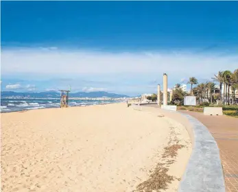  ?? FOTO: MAR GRANEL PALOU/DPA ?? Wo sich sonst Tausende am Strand tummeln, herrscht jetzt auf Mallorca gähnende Leere: Nur ein Bademeiste­r arbeitet am Strand von Palma.