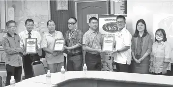  ??  ?? Dr. Fong (third right), Dr. Johnny (fourth left) and Mathew (second left) present MeSTI certificat­es to representa­tives of local food manufactur­ing premise owners.