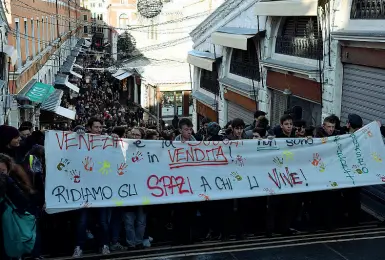  ?? (foto Vision) ?? Preoccupat­i Gli studenti del Benedetti-Tommaseo in corteo per chiedere veri impianti sportivi