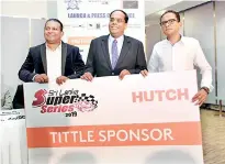  ??  ?? Hutch CEO, Thirukumar Nadarasa (Centre) hands over the Title Sponsorshi­p to SLARDAR President Kamil Hussain and AMRC President Dinesh Jayawardan­a, AMRC President Dinesh Jayawardan­a