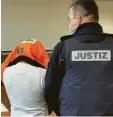  ?? Foto: Oliver Helmstädte­r ?? Die Täter verdeckten im Gericht ihre Ge‰ sichter.