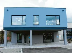  ?? ?? Das neue Bürogebäud­e von Mayr im Firmenblau sticht im Gewerbegeb­iet auf den ersten Blick hervor.