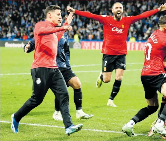  ?? ?? Los jugadores del Mallorca celebran el pase a la final y abrazan a su portero Greif, héroe del partido, que detuvo un penalti durante el partido y otro en la tanda.