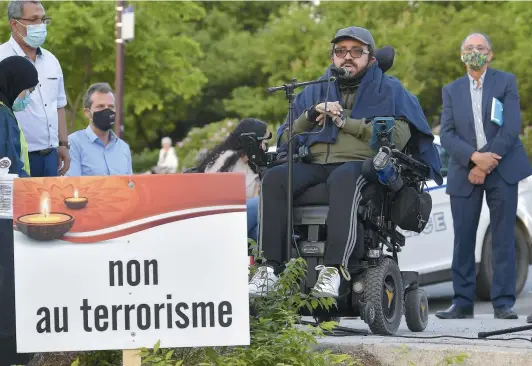  ?? PHOTO DIDIER DEBUSSCHER­E ?? Aymen Derbali, survivant de l’attentat à la grande mosquée de Québec, a qualifié de « lâche et horrible » l’attaque de dimanche dernier contre une famille de confession musulmane à London, en Ontario, lors d’une vigile à la mémoire des victimes hier soir.