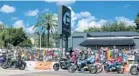  ?? SUSAN JACOBSON/STAFF ?? Hundreds of motorcycli­sts drove past Pulse Sunday as a fundraiser for OneOrlando.