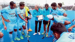  ?? AFP file ?? Coach Roelant Oltmans (centre) during a training session with the Indian team. —