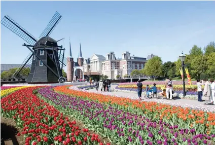  ??  ?? NO, THAT’S NOT HOLLAND. The Huis Ten Bosch theme park is one of the top attraction­s in Nagasaki, Japan. SUNSTAR FILE