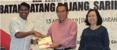  ??  ?? Len Talif (centre) presents a certificat­e of appreciati­on to a representa­tive of the Sungai Pasi/Tanjung Manis Road earth-breaking ceremony organising committee as Tan looks on.