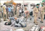  ?? PTI ?? Policemen arrange bags belonging to the dead in Auraiya.