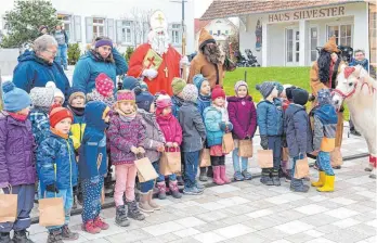 ?? FOTO: OEJ ?? Der Nikolaus mit seinen bärtigen Gefährten und dem festlich geschmückt­en Pony kommen vor allem bei den Kindern auf dem Adventsmar­kt bestens an.