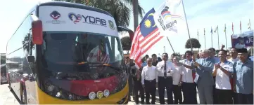  ??  ?? Najib (third right) flagging off the convoy at the compound of the Prime Minister’s Of��ce in Putrajaya �� — Bernama photo