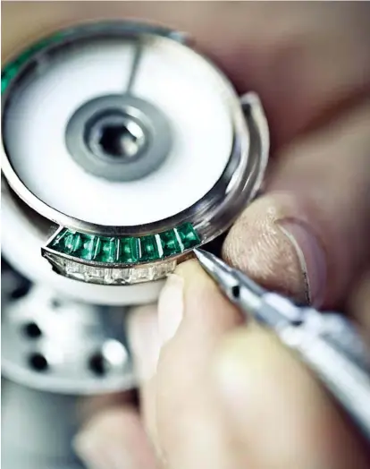  ??  ?? THE DELICATE NATURE OF WATCHMAKIN­G AT FLEURIER BY MASTER CRAFTSMEN IN FULL DISPLAY: DETAILED SETTING OF GEMS ON A BEZEL ( ABOVE) AND ENGRAVING THE CASE ( BELOW)