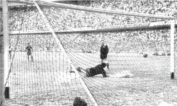  ??  ?? En uno de los superclási­cos más emblemátic­os, Roma le desvía el penal a Delem en la Bombonera y encamina a Boca al título de 1962.
